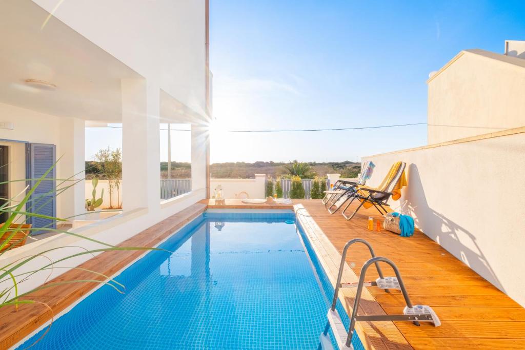 Bazén v ubytování Villette Lux Fronte Spiaggia - Torre Pali nebo v jeho okolí