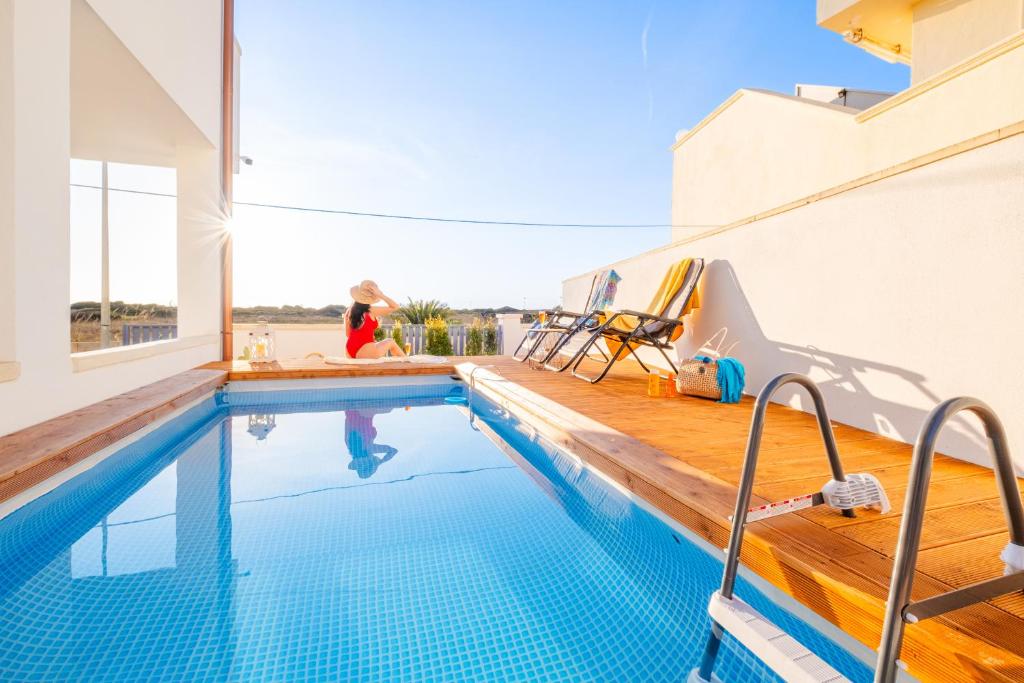 Bazén v ubytování Villette Lux Fronte Spiaggia - Torre Pali nebo v jeho okolí