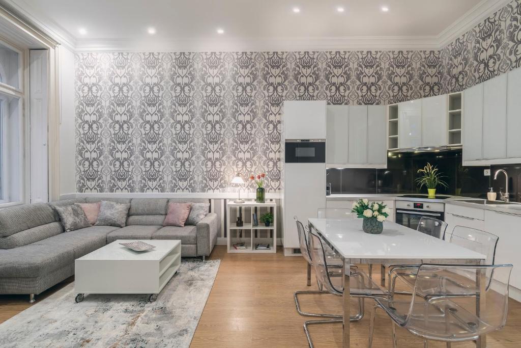Central Ruin bar 2 bedroom 1.5 bath Apt. Sleeps 6 1072 Budapest, 16 Nagy Diófa utca kép - 1