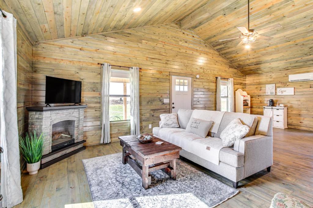 Ruang duduk di Cozy Mississippi Cabin with Covered Porch and Grill!