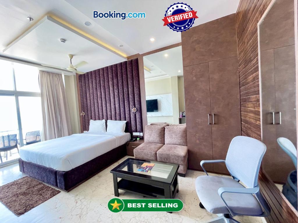 um quarto de hotel com uma cama e um sofá em Hotel TBS - all-rooms-sea-view, Swimming-pool, fully-air-conditioned-hotel with-lift-and-parking-facility breakfast-included em Puri