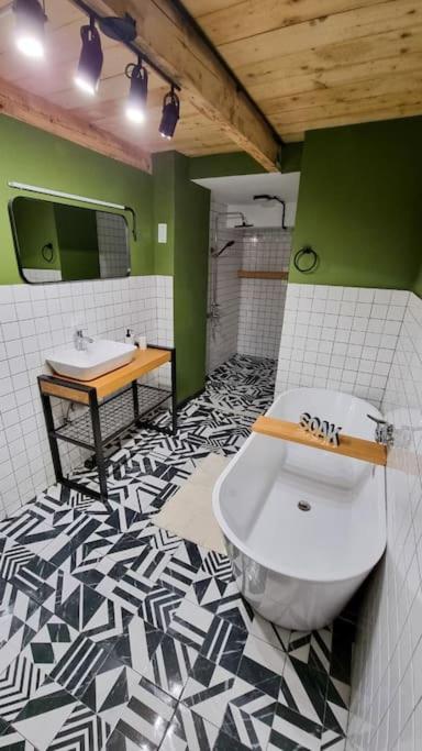 Sebastian`s stylish apartment in old town در تفلیس