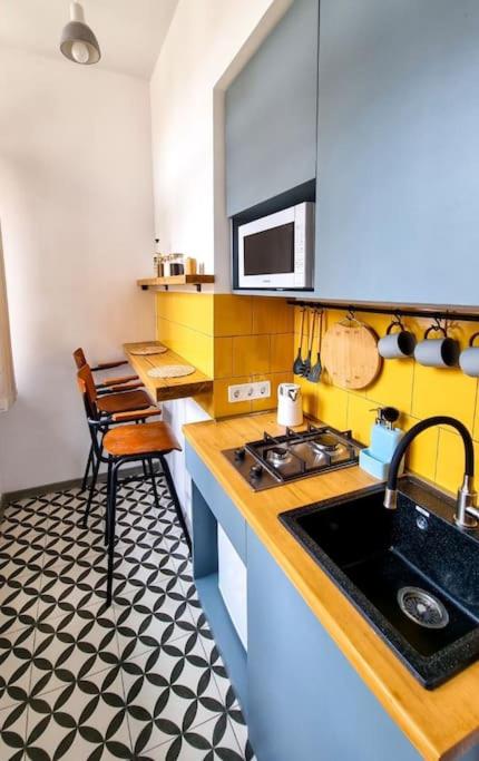 لابی و فضای عمومی Sebastian`s stylish apartment in old town - تصویر ۵