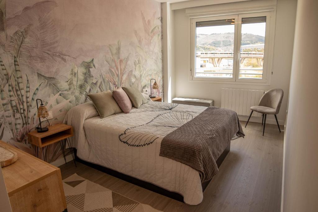 Un dormitorio con una cama grande y una ventana en Fee4Me Bilbao, Style and Comfort, en Bilbao