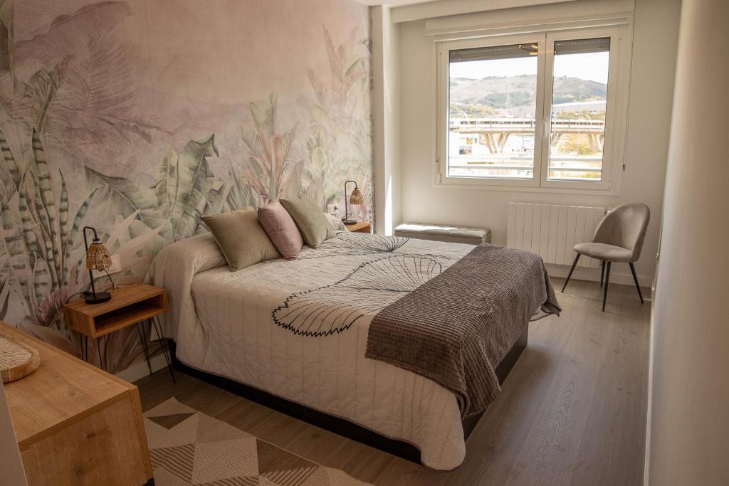 ビルバオにあるFee4Me Bilbao, Style and Comfortの大きなベッドと窓のある寝室