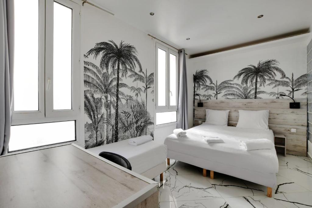 Un pat sau paturi într-o cameră la Modern's Hotel