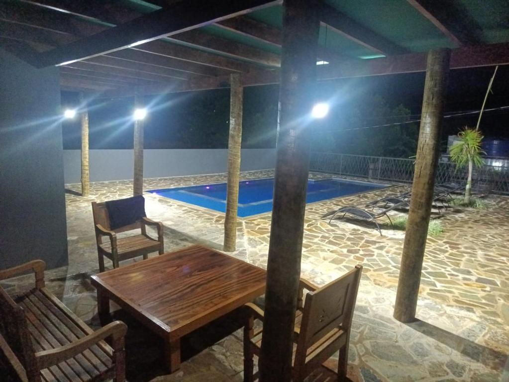 Bazén v ubytování Residencial ponta do sol nebo v jeho okolí