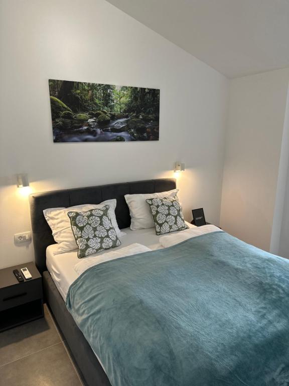 una camera da letto con un letto grande con due cuscini di Crolivia Apartments near Arena, center of Pula a Pola (Pula)