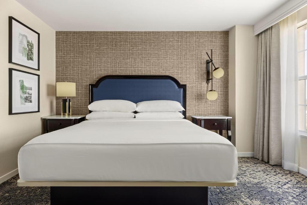 Postel nebo postele na pokoji v ubytování Sheraton Suites Galleria Atlanta