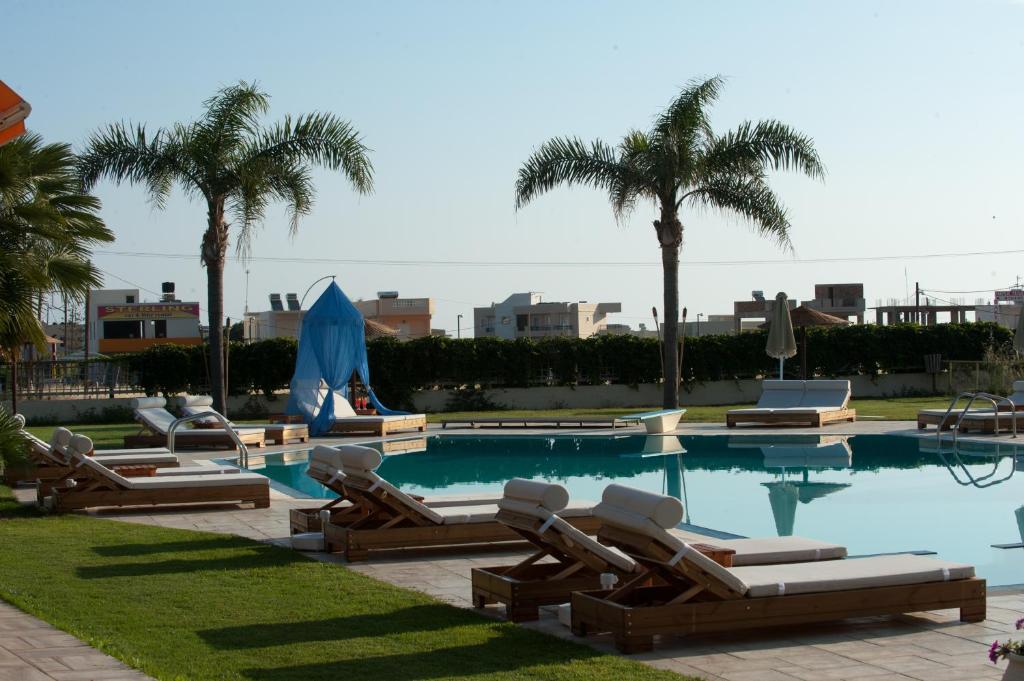 Bazén v ubytování Socrates Hotel Malia Beach nebo v jeho okolí