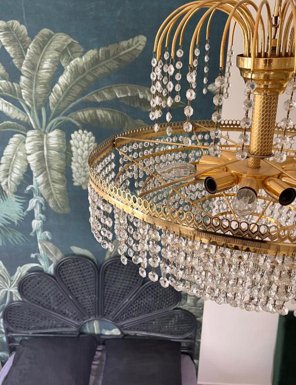 d'un lustre suspendu au plafond. dans l'établissement Magnifique Suite - Centre ville, à Marseille