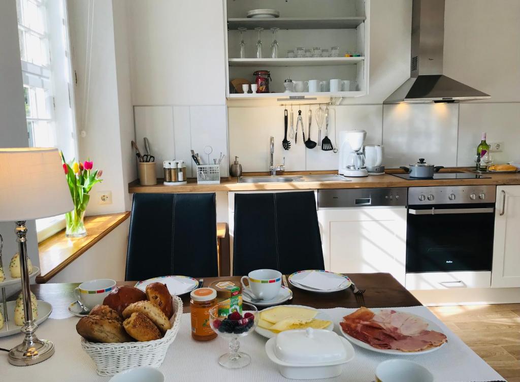 - une cuisine avec une table et de la nourriture dans l'établissement Welcome Home, à Winterberg