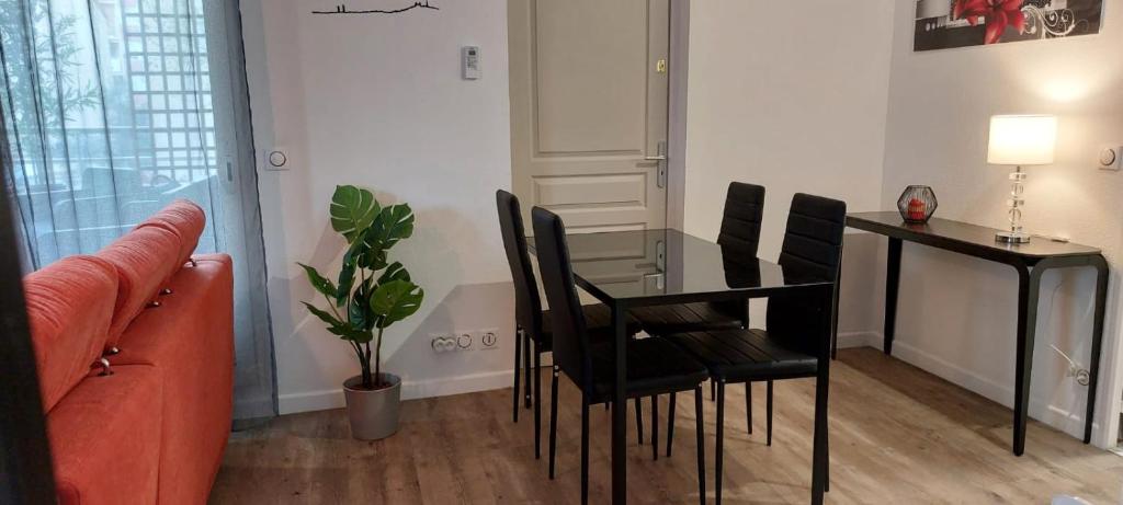 un salon avec une table, des chaises et un canapé dans l'établissement Martigues, à Martigues