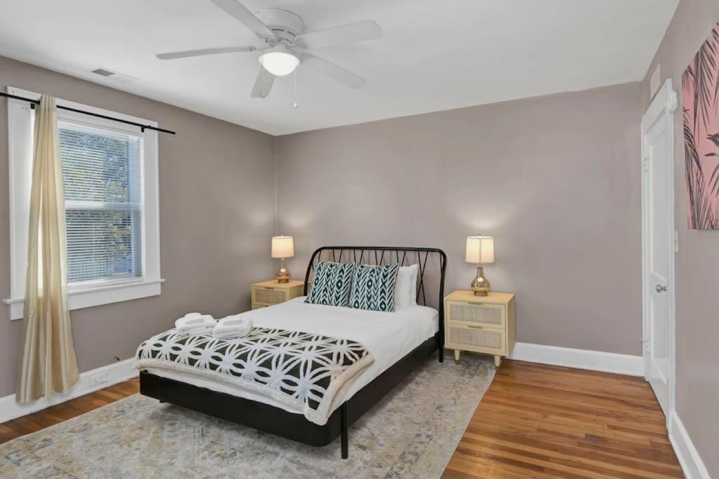 1 dormitorio con 1 cama y 2 mesitas de noche en Spacious Home on Gervais - 4BR, en Columbia