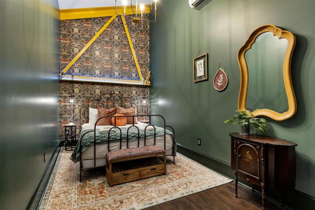 Un dormitorio con una cama y una pared verde. en Carraway - The Vestry on Read, en Columbia