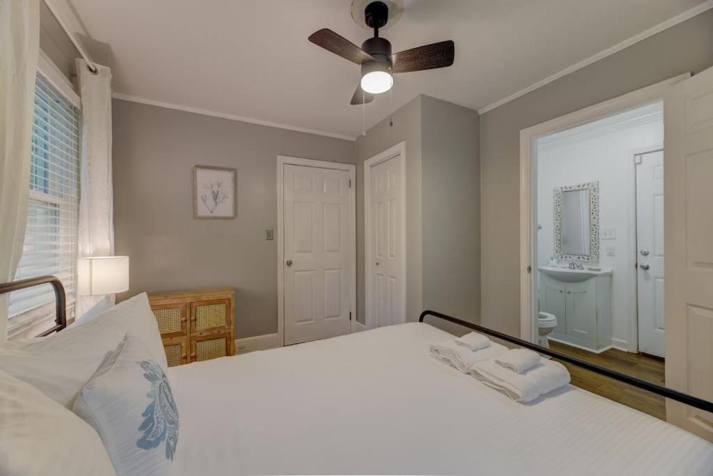 een slaapkamer met een wit bed en een plafondventilator bij Lounge On Lincoln-Pet Friendly in Columbia