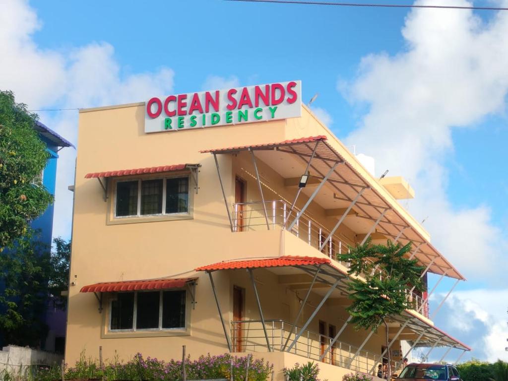 un edificio con un cartel que lee residencia de arenas marinas en Ocean Sands Residency en Rāmeswaram