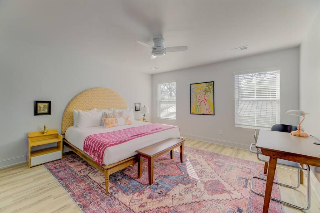 Un dormitorio con una cama grande y un piano. en Green House at Township- Unit A, en Columbia