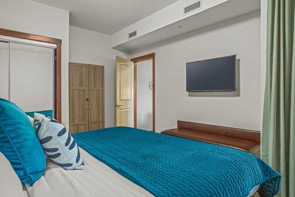 Postel nebo postele na pokoji v ubytování Romantic Mountain Escape - Hot Tubs & Private Balcony! managed by Little Sister Getaways