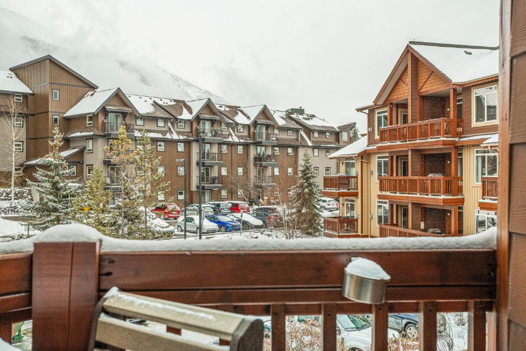 Romantic Mountain Escape - Hot Tubs & Private Balcony! managed by Little Sister Getaways v zimě