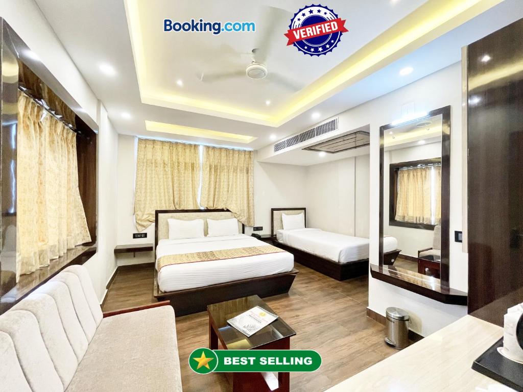 um quarto de hotel com uma cama e um sofá em Hotel A ONE pride ! Puri fully-air-conditioned-hotel near-sea-beach-&-temple with-lift-and-parking-facility restaurant-availability em Puri