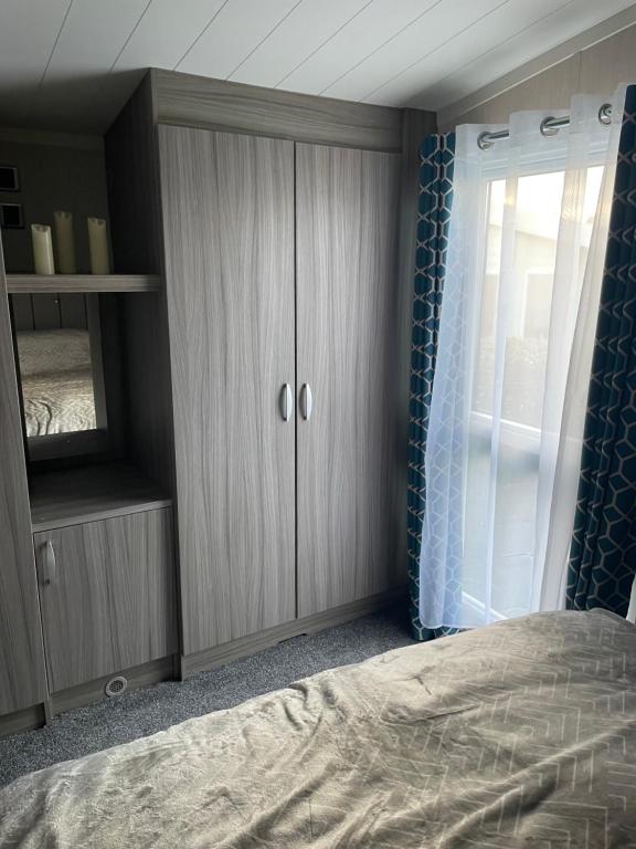 Postel nebo postele na pokoji v ubytování Luxury Romantic 2 Bedroom Caravan Trecco Bay
