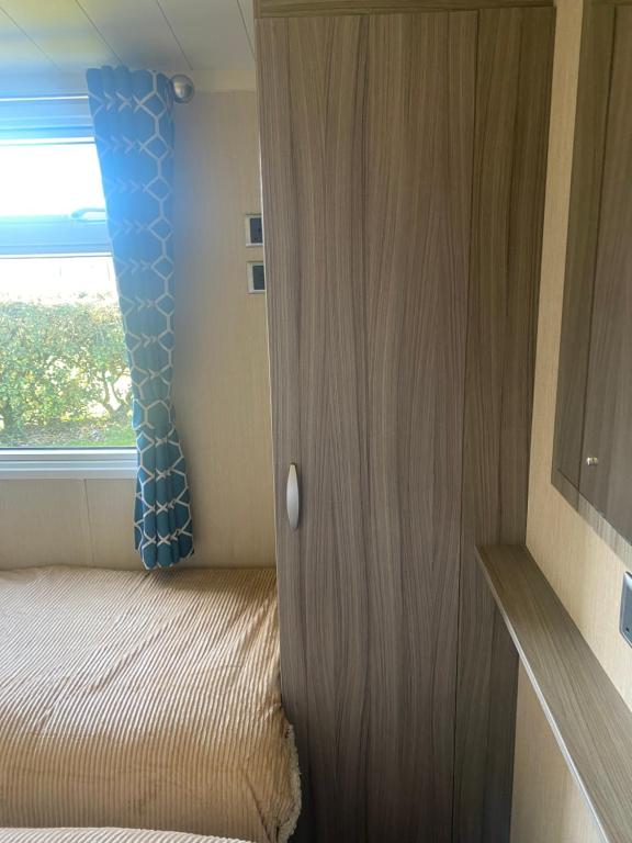 Postel nebo postele na pokoji v ubytování Luxury Romantic 2 Bedroom Caravan Trecco Bay