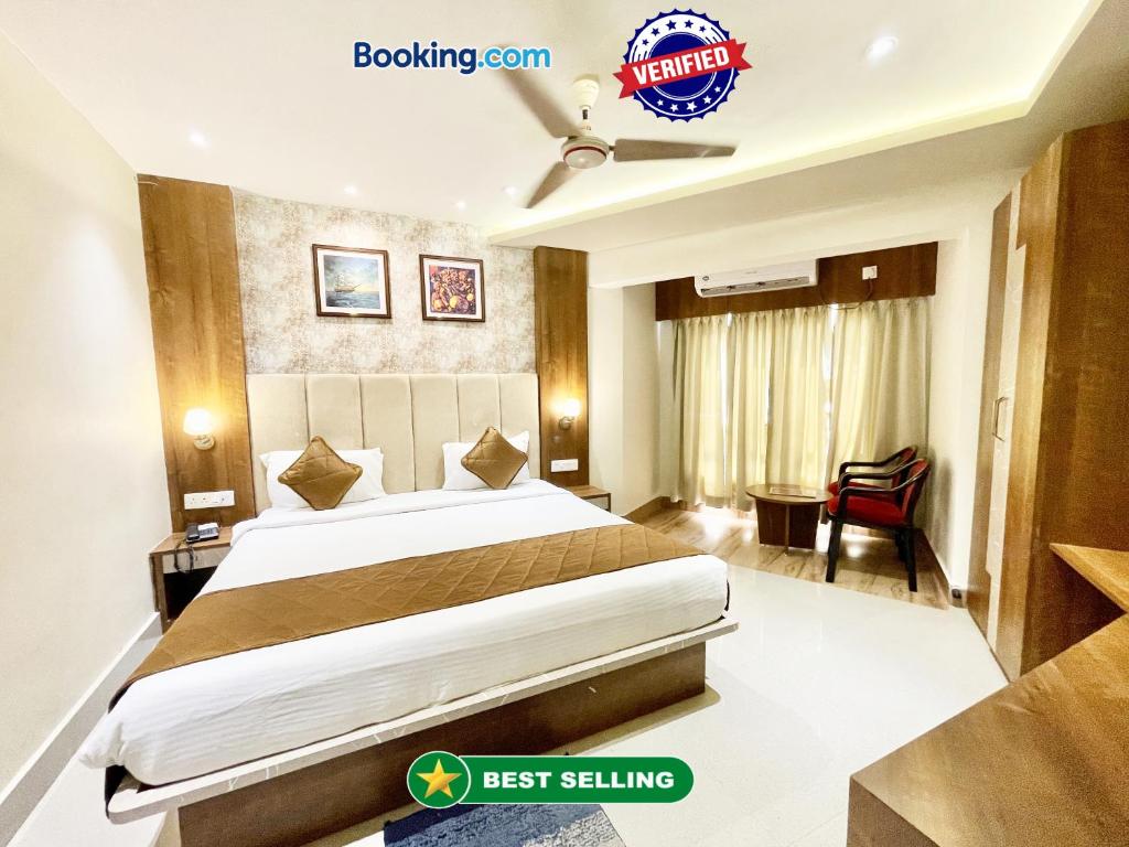 ein Schlafzimmer mit einem großen Bett in einem Zimmer in der Unterkunft HOTEL JIVAN SANDHYA ! PURI fully-air-conditioned-hotel in-front-of-sea with-lift-and-parking-facility breakfast-included in Puri