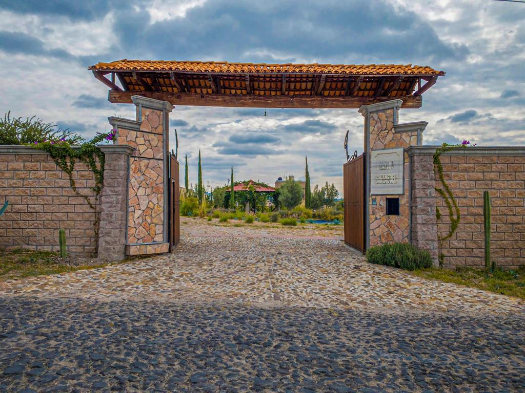 een ingang naar een gebouw met een stenen boog bij Rancho Santa Sofía in El Santuario