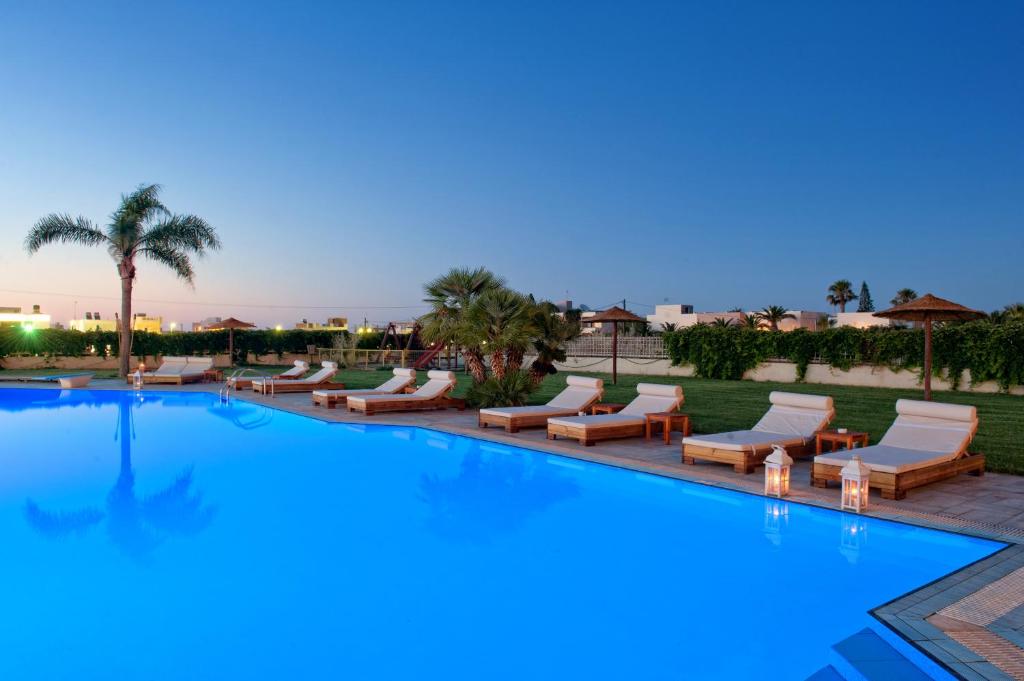 Bazén v ubytování Socrates Hotel Malia Beach nebo v jeho okolí