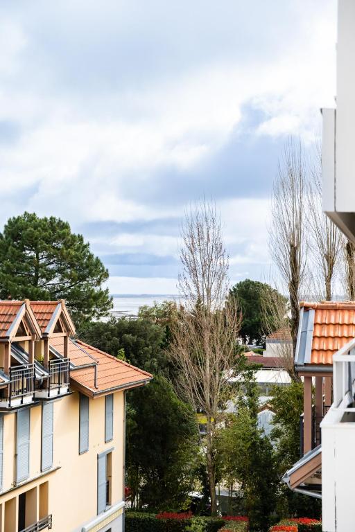 une vue depuis le toit d'un immeuble dans l'établissement Aiguillon, 4 pers, plage à 5min à pied, parking, à Arcachon