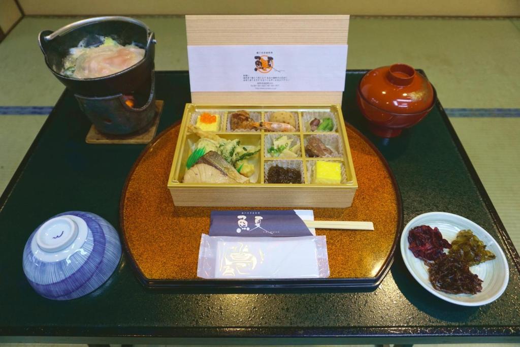 uma bandeja com uma caixa de comida numa mesa em HOTEL GREEN PLAZA SHODOSHIMA - Vacation STAY 46464v em Ikisue