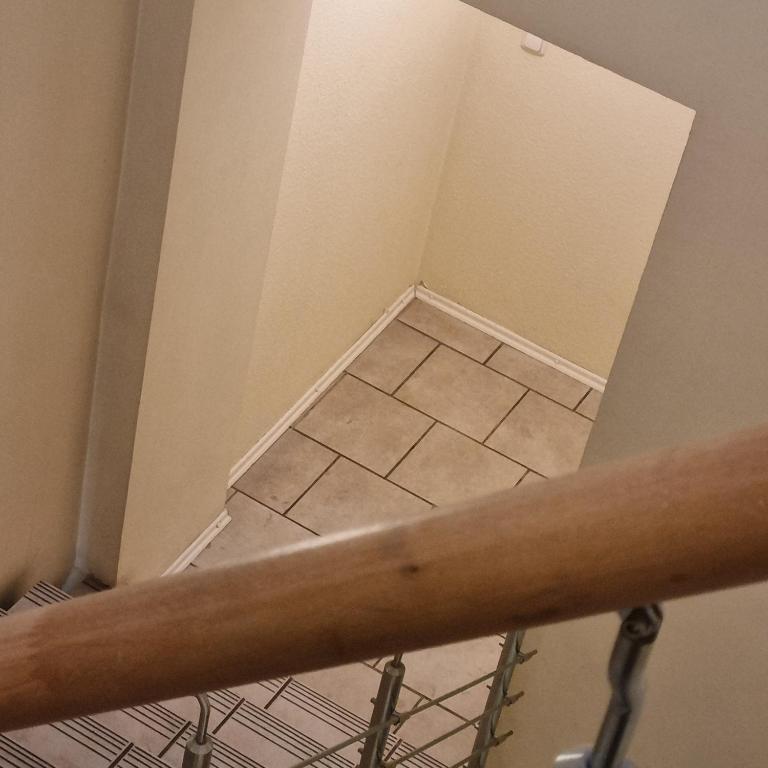 une vue aérienne d'un sol carrelé dans une pièce dans l'établissement Kiezloft, à Hambourg