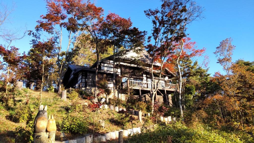 una casa en la cima de una colina con árboles en Forest Villa Shionine Kogen - Vacation STAY 45539v en Shiojiri