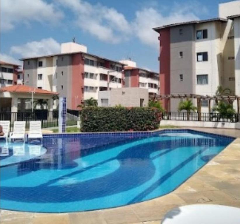 uma grande piscina em frente a alguns edifícios em Melhor da barra em Barra dos Coqueiros