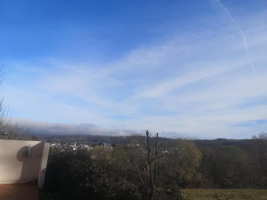 una vista de una ciudad con nubes en el cielo en Appartement T2 Bagnère de bigorre, en Bagnères-de-Bigorre
