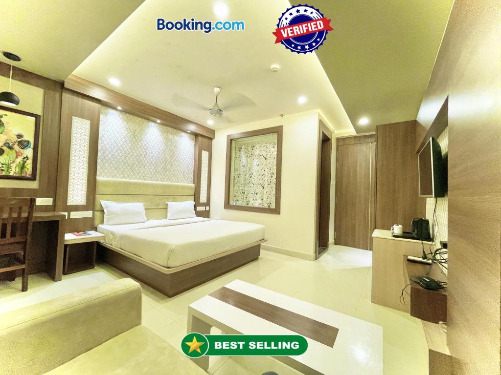 um quarto com uma cama e uma televisão em Hotel KUBER PALACE ! PURI near-sea-beach-and-temple fully-air-conditioned-hotel with-lift-and-parking-facility em Puri