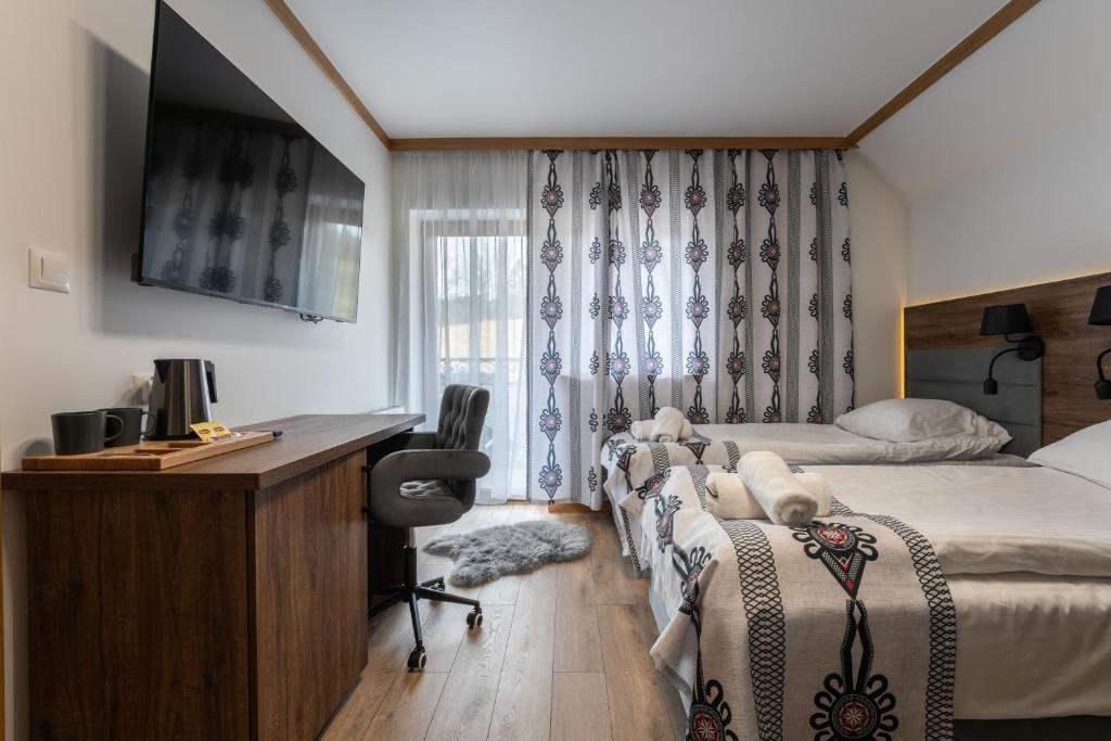 1 dormitorio con 1 cama y escritorio con ordenador en Willa Nosalowa Dolina, en Zakopane