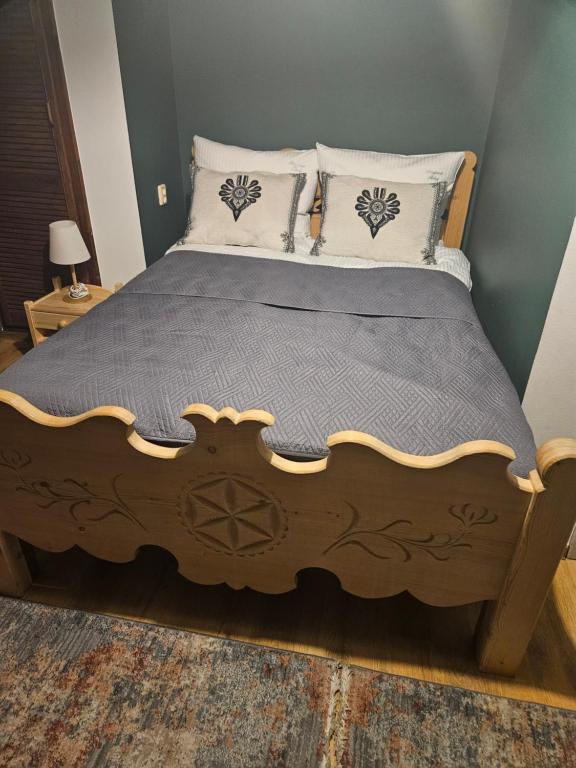 ビャウカにあるHALNYのベッド(木製フレーム、枕付)