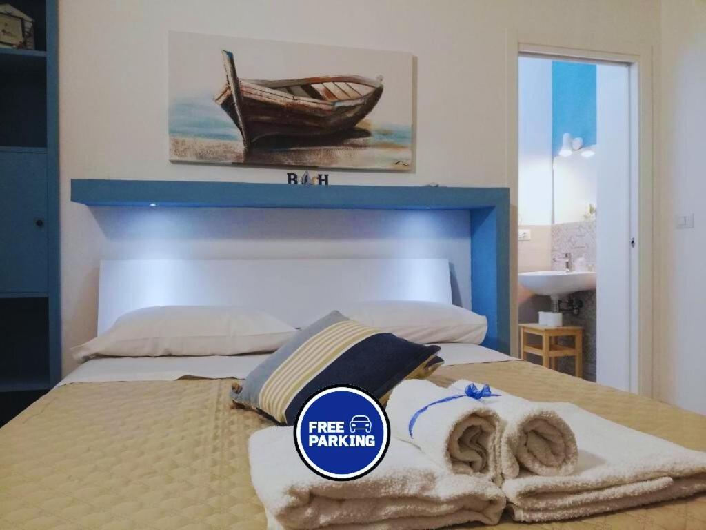 een slaapkamer met een bed met een boot erop bij AlbaChiara B&B in Gaeta