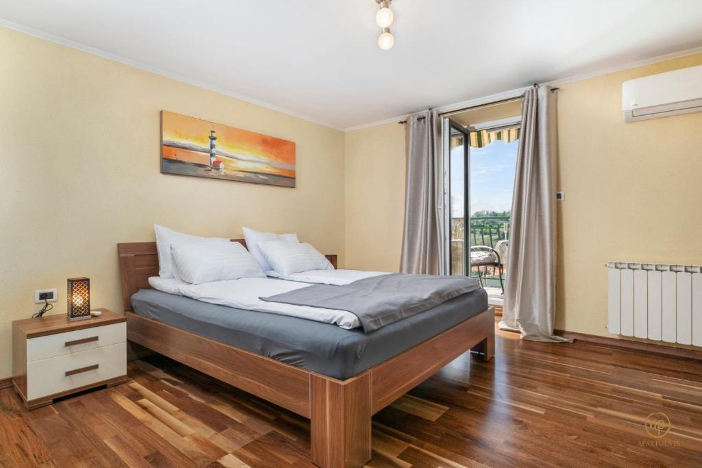 a bedroom with a bed and a balcony at Bella Istria Apartment in Korte