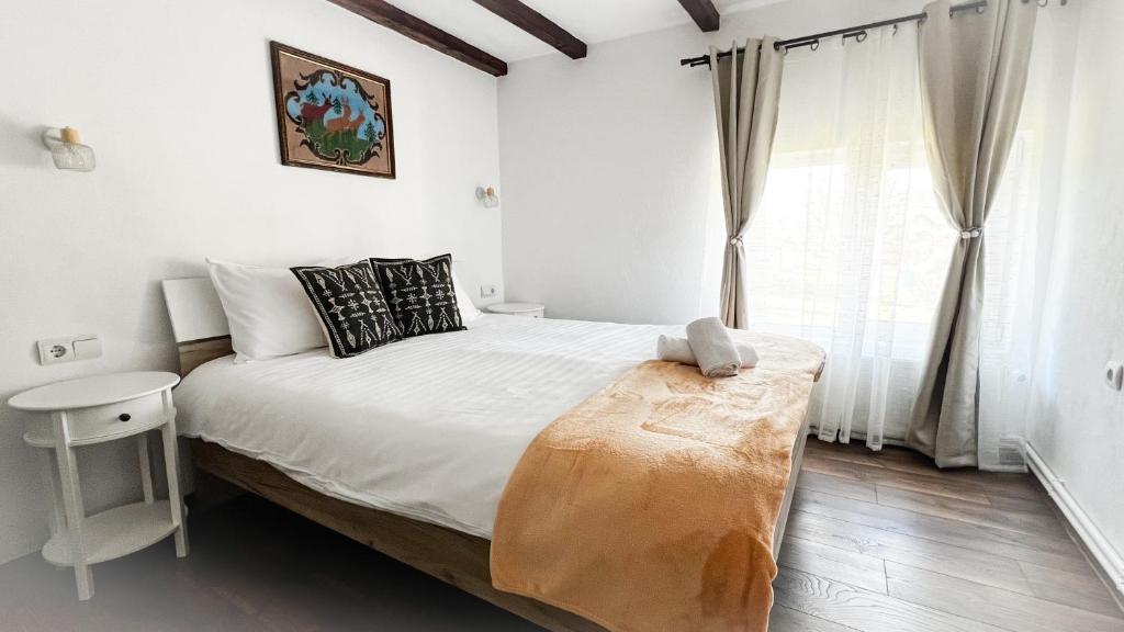 Un dormitorio con una cama grande y una ventana. en Hilltop House, en Bran