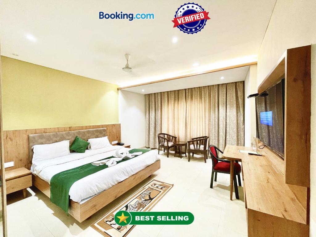 um quarto de hotel com uma cama e uma sala de jantar em Hotel ROCKBAY, Puri Swimming-pool, near-sea-beach-and-temple fully-air-conditioned-hotel with-lift-and-parking-facility em Puri