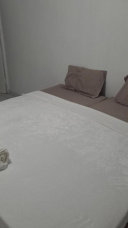 een bed met witte lakens en een kussen erop bij 17 driffield road in East London