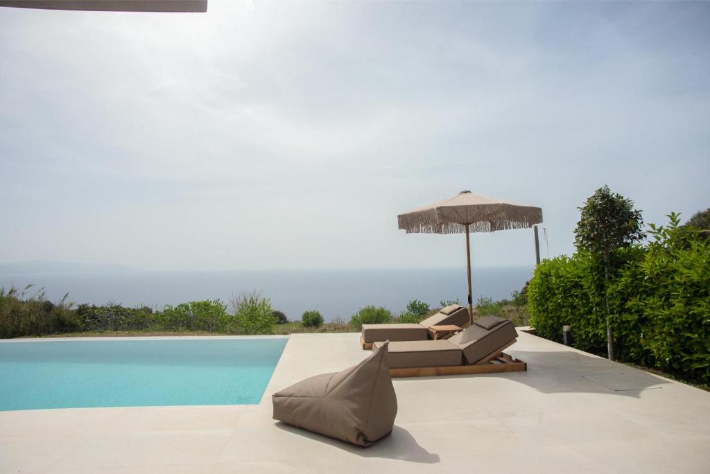 - Piscina con 2 tumbonas y sombrilla en Sea Whisper with Private Pool & Panoramic Sea view, en Plateies