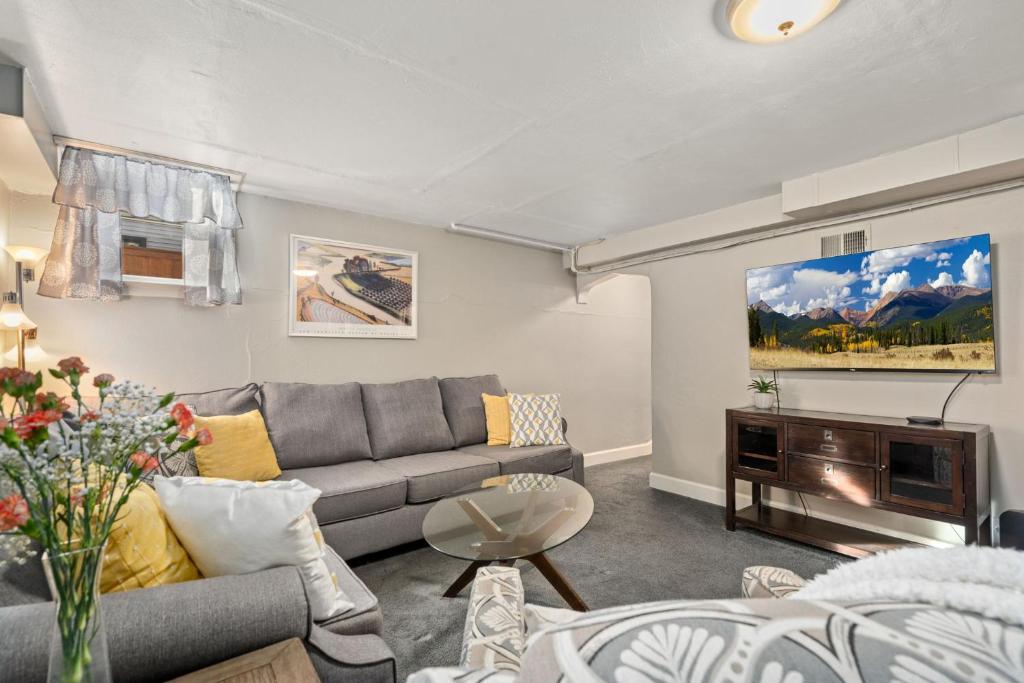 Posezení v ubytování Garden Level Apt Mtn Ave - 8 min walk to Old Town!