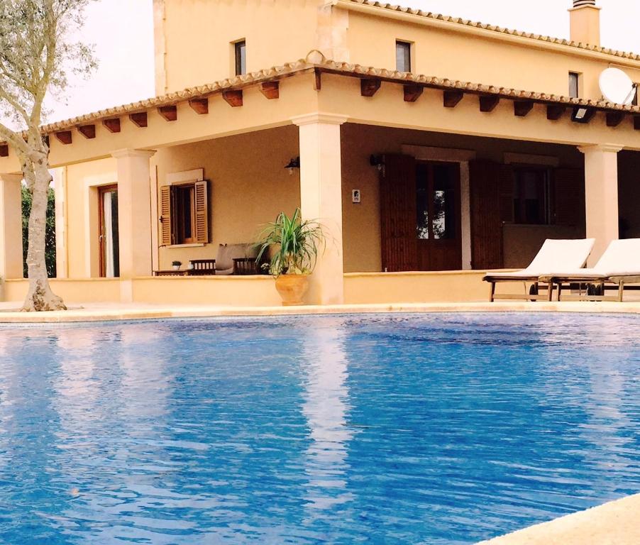 uma piscina em frente a uma casa em SON BUSQUERET em Ses Covetes
