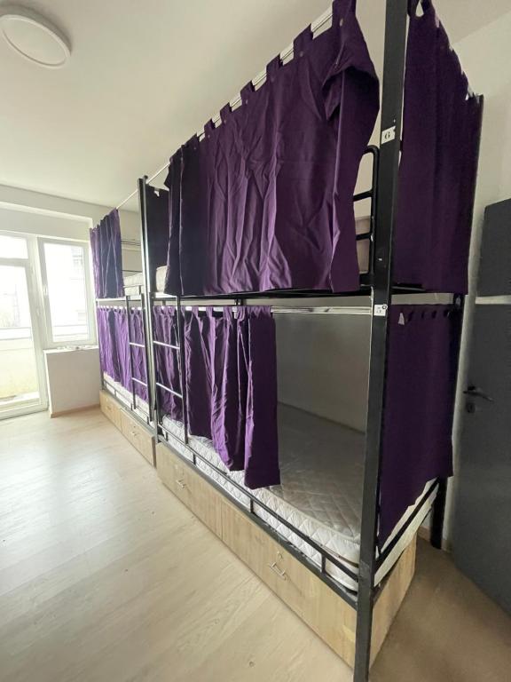 Palanda nebo palandy na pokoji v ubytování NEWBORN comfort HOSTEL the biggest hostel of town with best location