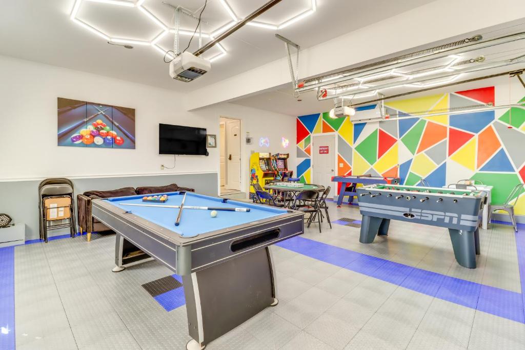 Herní místnost v ubytování Hot Tub! Family Tobyhanna Getaway 12 Mi to Slopes