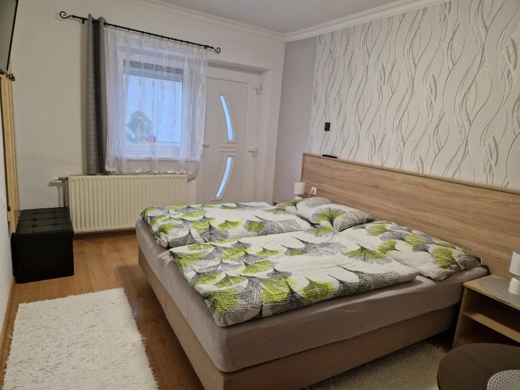 Postel nebo postele na pokoji v ubytování Hajnalka vendégház